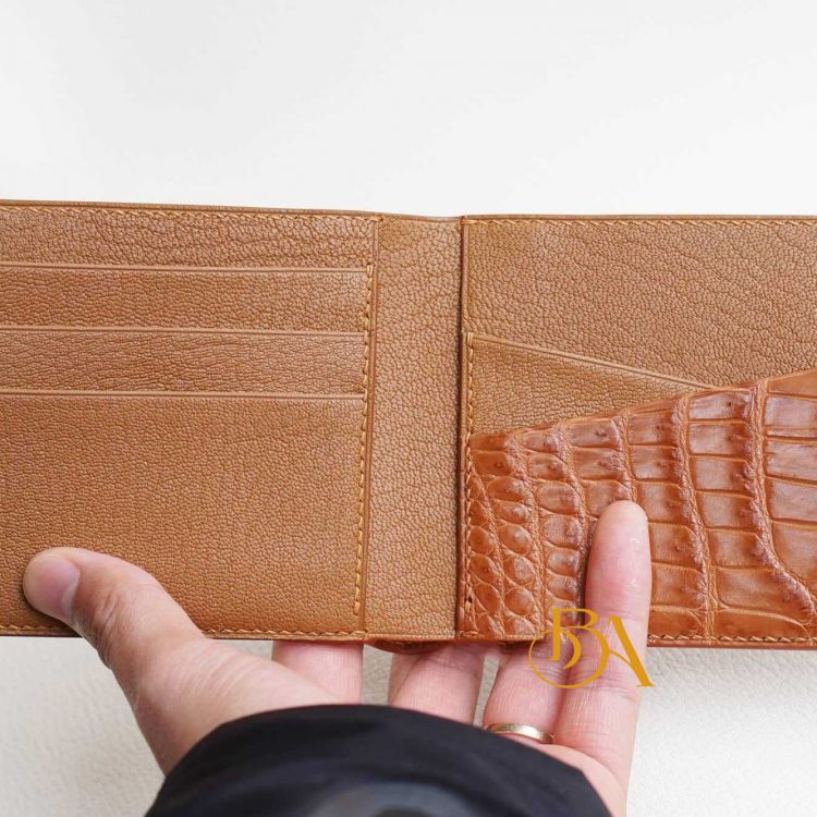 Việc phối các loại da giúp tạo điểm nhấn độc đáo cho chiếc bóp thủ công