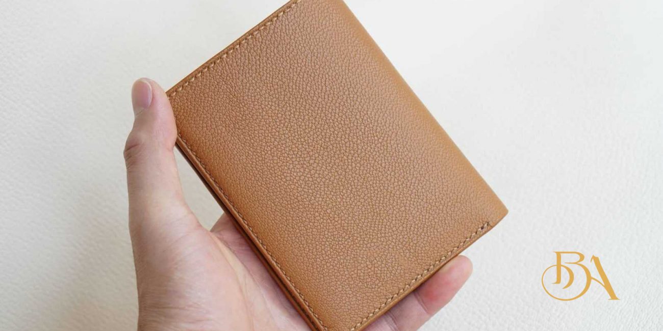 Chọn ví da nam đứng hay clutch cầm tay?