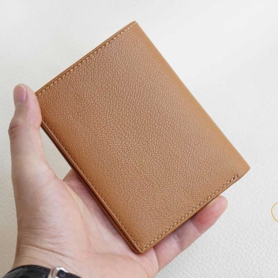 Chọn ví da nam đứng hay clutch cầm tay?
