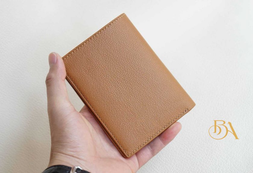 Chọn ví da nam đứng hay clutch cầm tay?