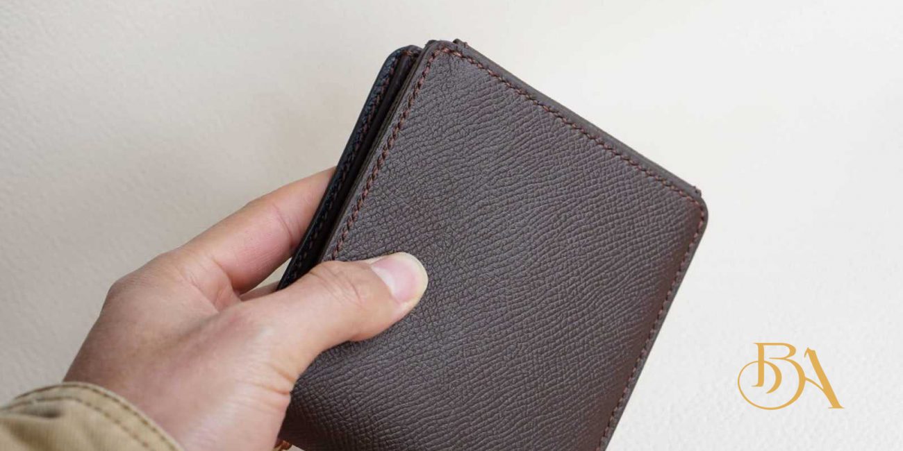 Tự Tin và Phong Cách: Khám Phá Thế Giới Của Bóp Da Nam