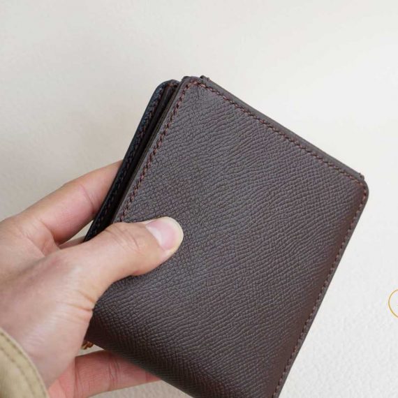 Tự Tin và Phong Cách: Khám Phá Thế Giới Của Bóp Da Nam