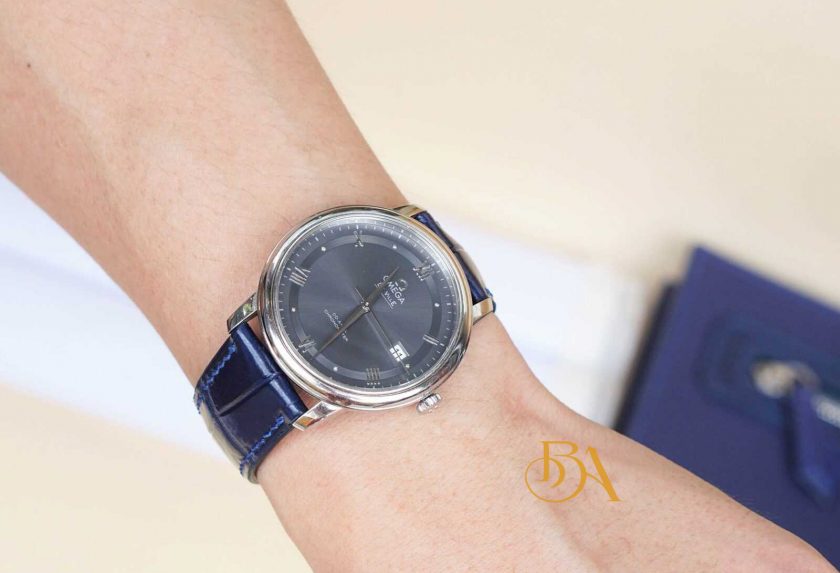 Dây da đồng hồ có mùi hôi, nguyên nhân và cách xử lý?