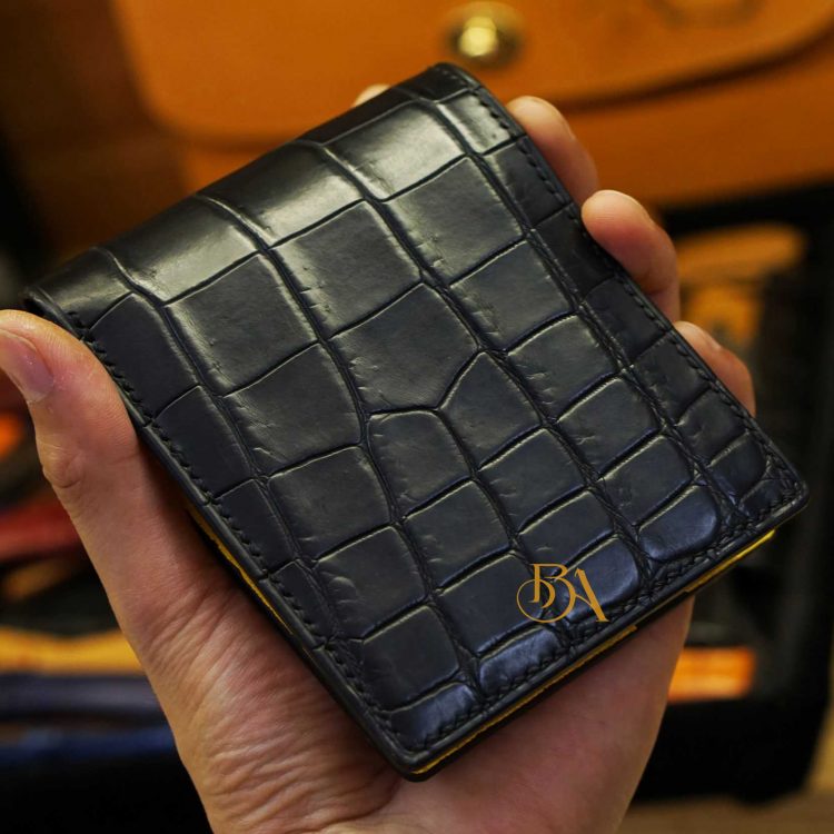 Ví da cá sấu nhập khẩu, ví cá sấu Handmade màu đen phối vàng AWL108