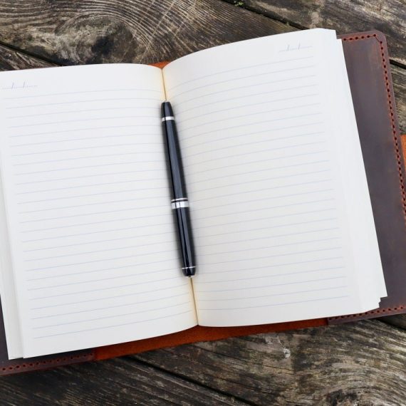 Bìa sổ tay da handmade – Món quà tặng độc đáo