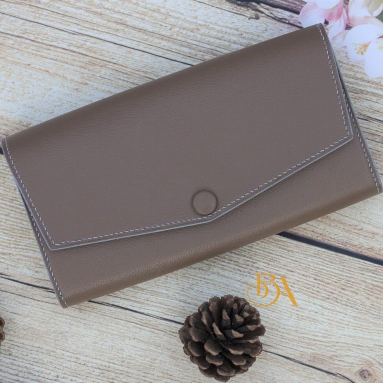 Ví nữ cầm tay da dê Alran Chevre Sully, ví dài handmade màu xám cát GWL105