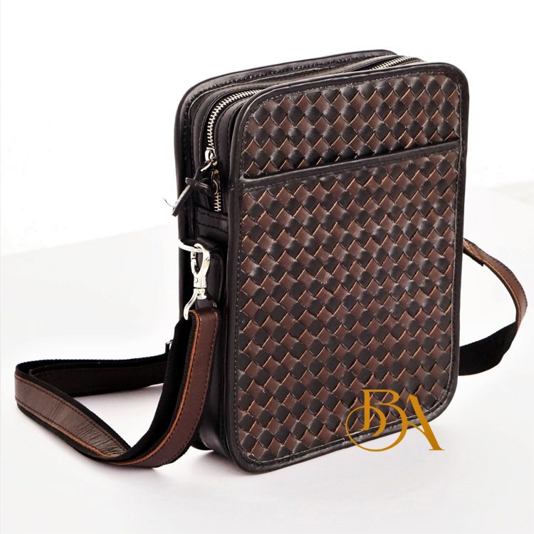 Túi Da Bò Caro Màu Nâu Đen. Túi Xách Đeo Chéo M023