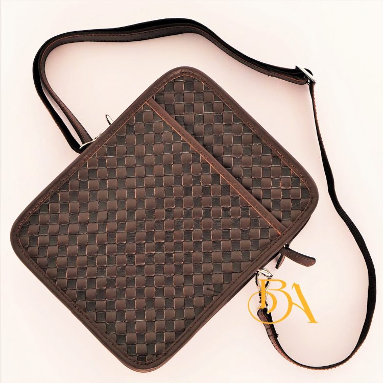 Túi Da Bò Caro Màu Nâu Đen. Túi Xách Đeo Chéo M025