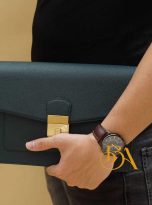 clutch cam tay da be Epsom Haas xanh reu (3)