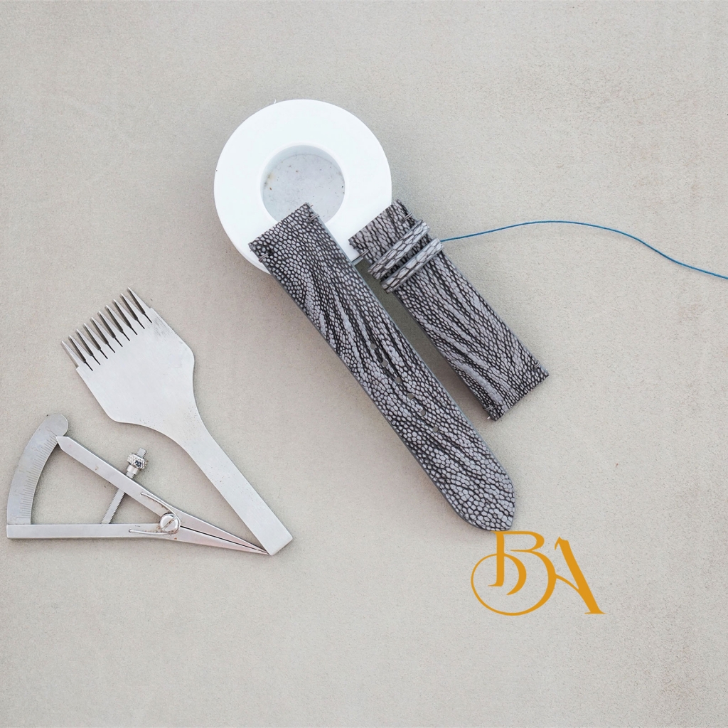Dây đồng hồ da đà điểu nubuck mềm mịn tạo cảm giác thoải mái khi đeo