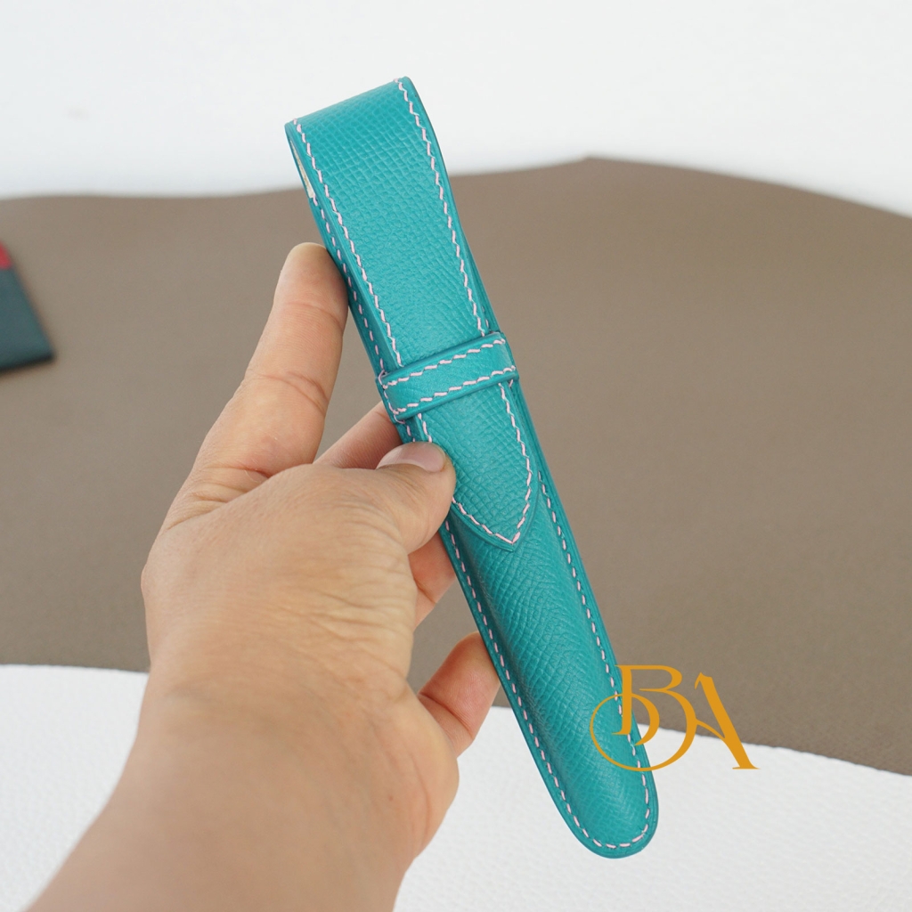 Chiếc bao đựng bút bằng da được chế tác thủ công