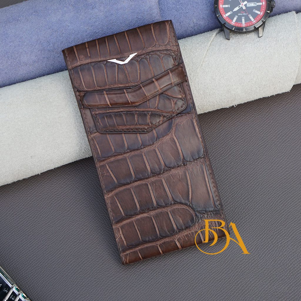 Chiếc bao da cá sấu màu nâu đậm