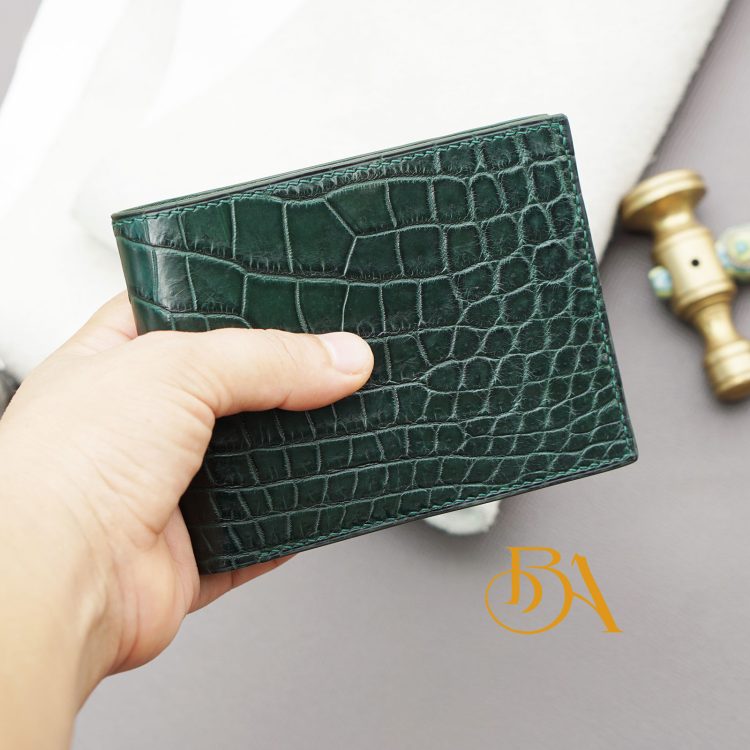 Ví da cá sấu kết hợp da bê Epsom màu xanh lá đậm AWL130